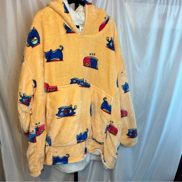 The Oodie Cat Print Wearable Hooded Blanket, size 14+ - Picture 2 of 7